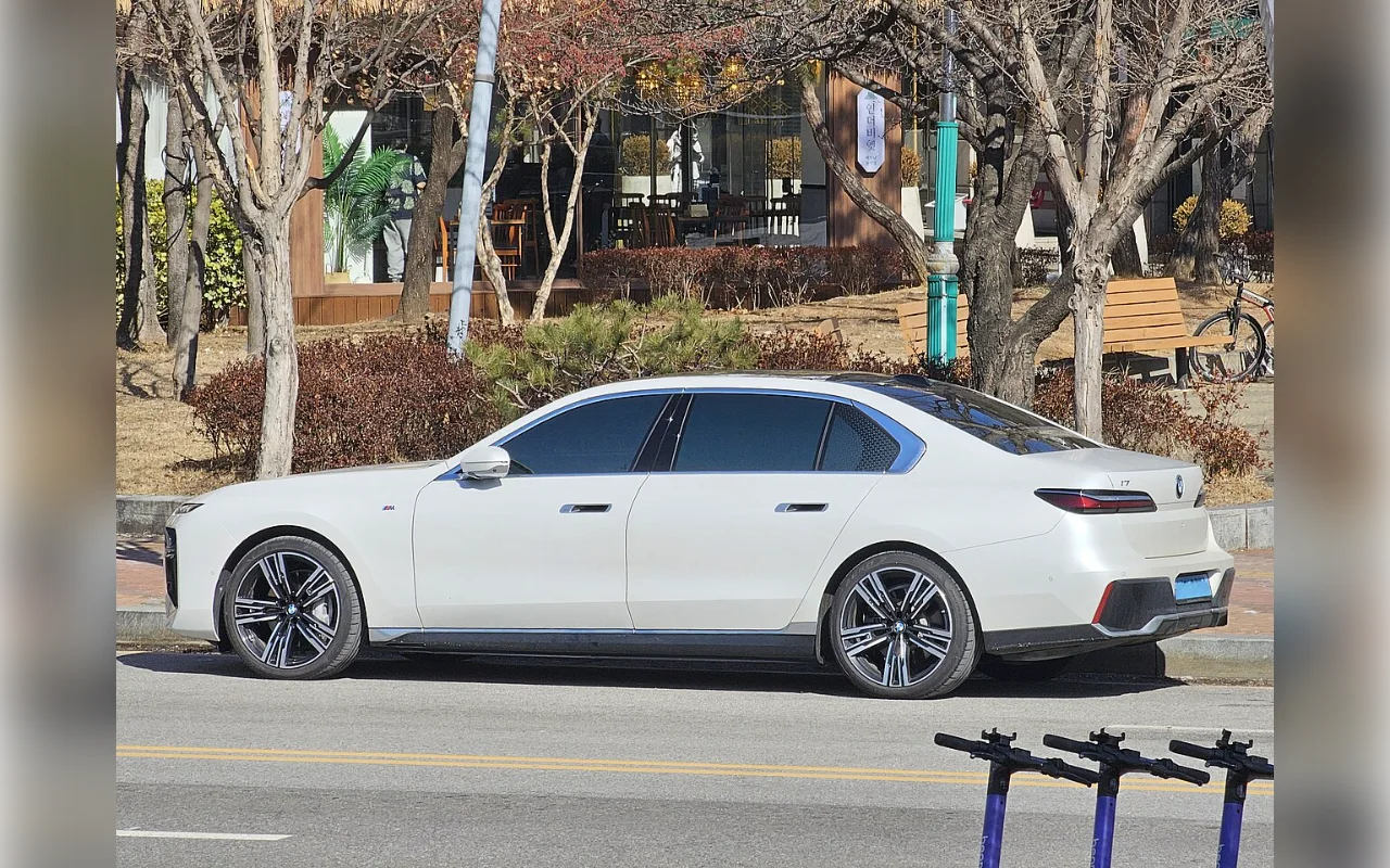 BMW i7, photo 1